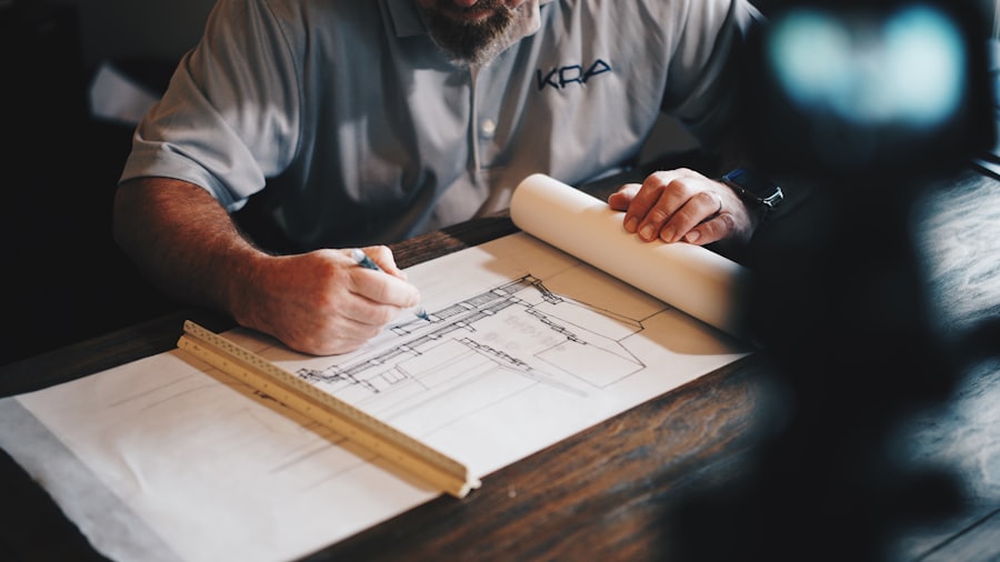 Adrián Carpio revisando planos